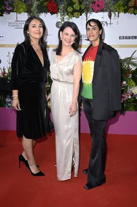 Düzen Tekkal, Annalena Baerbock und Tuna Tekkal bei der 75. Verleihung des Deutschen Filmpreises 2025 im Theater am Potsdamer Platz. Berlin, 09.05.2025