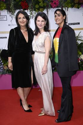 Düzen Tekkal, Annalena Baerbock und Tuna Tekkal bei der 75. Verleihung des Deutschen Filmpreises 2025 im Theater am Potsdamer Platz. Berlin, 09.05.2025