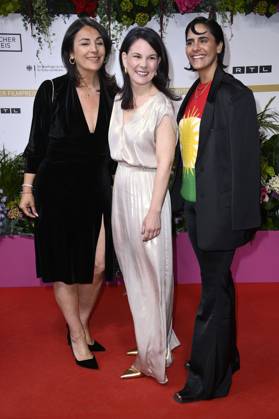 Düzen Tekkal, Annalena Baerbock und Tuna Tekkal bei der 75. Verleihung des Deutschen Filmpreises 2025 im Theater am Potsdamer Platz. Berlin, 09.05.2025