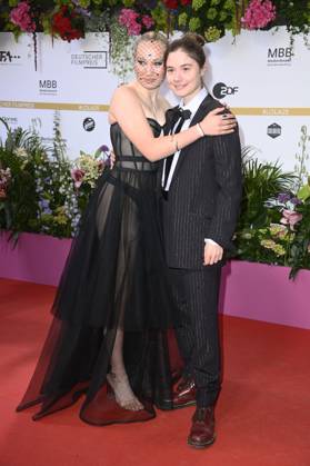 Helena Zengel und Hannah Schiller bei der 75. Verleihung des Deutschen Filmpreises 2025 im Theater am Potsdamer Platz. Berlin, 09.05.2025