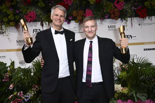 Markus Förderer und Hansjörg Weißbrich bei der 75. Verleihung des Deutschen Filmpreises 2025 im Theater am Potsdamer Platz. Berlin, 09.05.2025