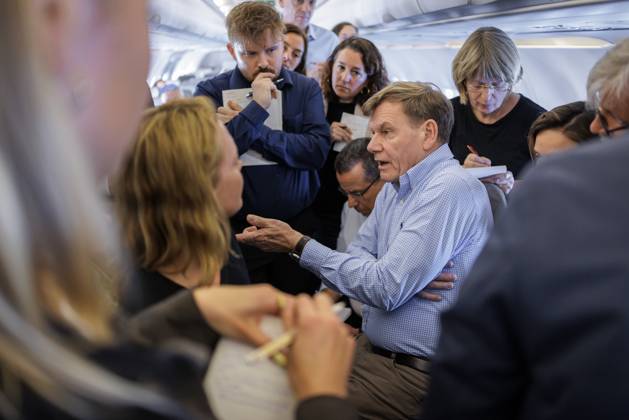 Bilder des Jahres 2025, News 05 Mai News Themen der Woche KW19 News Bilder des Tages Johann Wadephul (CDU), Bundesaussenminister, reist nach Israel und in die Palaestinensischen Gebiete. Hier im Gespraech mit Journalisten an Bord eines A321, der Flugbereitschaft BMVg, auf dem Flug nach Tel Aviv. Berlin, 10.05.2025. Fotografiert im Auftrag des Auswaertigen Amtes Tel Aviv Israel Copyright: xThomasxImo AAx