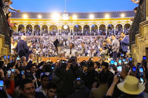Bilder des Jahres 2025, Entertainment 05 Mai Entertainment Themen der Woche KW19 News Bilder des Tages The bullfighter, David de Mirada, leaves through the Puerta del Principe after cutting 3 ears, on May 10, 2025 in Seville Andalusia, Spain Cayetano, Roca Rey and David de Miranda fight Parralejo bulls in the fifteenth bullfight of the season at the Real Maestranza de Sevilla 10 MAY 2025 Sevilla Andalucia Sevilla Andalucia Espana  Copyright: xx 6712467