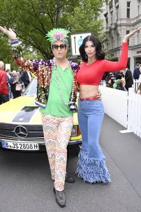 Julian F.M. Stoeckel und Micaela Schäfer bei der Präsentation des historischen Mercedes Benz SLC 280 Erwin bei den Classic Days Berlin auf dem Kurfürstendamm. Berlin, 10.05.2025