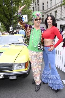Julian F.M. Stoeckel und Micaela Schäfer bei der Präsentation des historischen Mercedes Benz SLC 280 Erwin bei den Classic Days Berlin auf dem Kurfürstendamm. Berlin, 10.05.2025