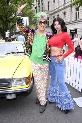 Julian F.M. Stoeckel und Micaela Schäfer bei der Präsentation des historischen Mercedes Benz SLC 280 Erwin bei den Classic Days Berlin auf dem Kurfürstendamm. Berlin, 10.05.2025