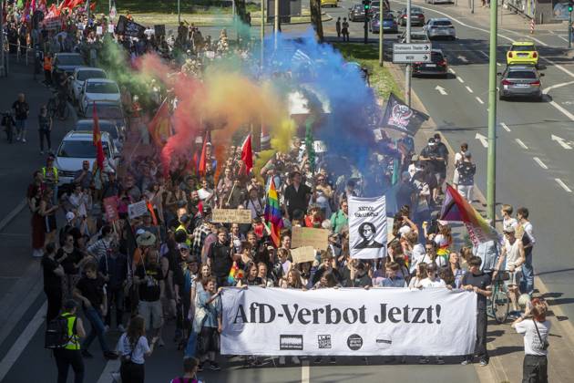 Bilder des Jahres 2025, News 05 Mai dies ist ein Test für eine neue Website News Themen der Woche KW19 News Bilder des Tages Bundesweiter Aktionstag für AfD-Verbot. 11.05.2025, EU, DEU, Deutschland, Nordrhein-Westfalen, Essen: Demonstration für ein Verbot der AFD und gegen Rassismus, wie in über 60 anderen deutschen Städten, mit mehreren tausend Menschen in der Essener Innenstadt. Die Demonstration zog von der Grünen Mitte über den III. Hagen zurück zur Grünen Mitte. Demonstration for a ban on the AFD and against racism, as in over 60 other German cities, with several thousand people in Essen city centre. The demonstration marched from the Grüne Mitte via III. Hagen back to the Green Centre.