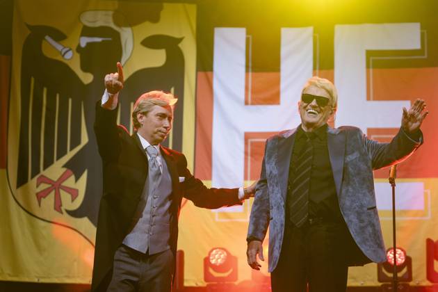 Volksmusik-Star Heino - bürgerlich: Heinz Georg Kramm - startet seine Made in Germany - Solotour live in der ausverkauften Börse Coswig Sachsen. Mit auf der Bühne steht sein Manager Helmut Werner (li.).