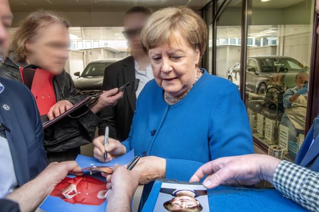 Bilder des Jahres 2025, News 05 Mai News Themen der Woche KW20 Angela Merkel, Ex-Bundeskanzlerin, gibt wartenden Fans Autogramme, nach ihrer Lesung bei Hugendubel, München, 12. Mai 2025 Deutschland, München, 12. Mai 2025, Angela Merkel, 70, Bundeskanzlerin von 2005-2021, CDU, gibt wartenden Fans Autogramme, signiert Porträtfotos, nach einer Lesung bei der Buchhandlung Hugendubel am Stachus, Bayern, bayerisch,
