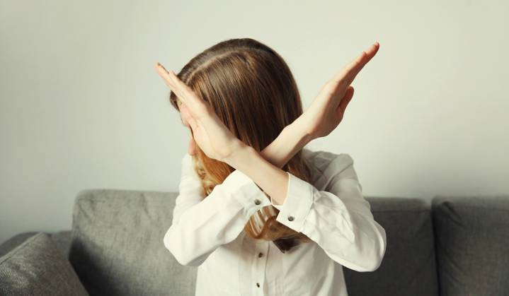 IMAGO Creative, Gesellschaft, Leisure Sickness Frau zeigt mit Handfläche Stopp-, Nein- oder Genug-Zeichen, Geste der Ablehnung, häusliche Gewalt Frau zeigt mit Handfläche Stopp-, Nein- oder Genug-Zeichen, Geste der Ablehnung, häusliche Gewalt (License=RF) ,model released, Symbolfoto Copyright: xZoonar.com VeronikaxKornevax 23381800 ,model released, Symbolfoto ,property released