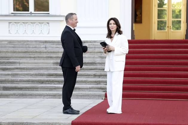Iris Berben bei der Ankunft zum festlichen Abendessen zur Würdigung des 60-jährigen Jubiläums der Aufnahme diplomatischer Beziehungen zwischen der Bundesrepublik Deutschland und Israel am 12. Mai 1965 im Schloss Bellevue. Berlin, 12.05.2025