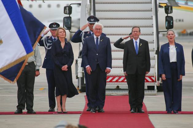 Bilder des Jahres 2025, News 05 Mai News Themen der Woche KW20 Tel Aviv, Israel, 13.05.2025: Reise des Bundespräsidenten nach Israel: Empfang mit Militärischen Ehren, L-R: Elke Büdenbender, Frank-Walter Steinmeier, Isaak Herzog, Michal Herzog Copyright: xdtsxNachrichtenagenturx dts_66653