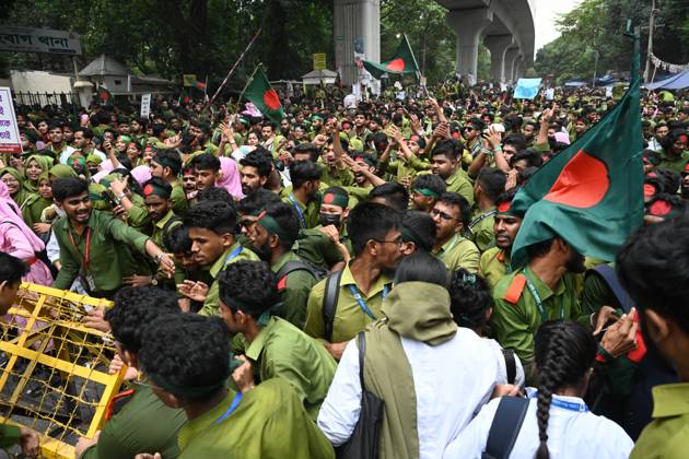 Bilder des Jahres 2025, News 05 Mai News Themen der Woche KW20 News Bilder des Tages Hundreds Of Nursing Students Blocked A Shahbagh Intersection In Dhaka . Hundreds Of Nursing Students Blocked Shahbagh Intersection Demanding That Nursing Diplomas Be Upgraded To Degree Equivalent In Dhaka, Bangladesh, On May 14, 2025. Dhaka Bangladesh  Copyright: xSTRx originalFilename: rashid-notitle250514_npzYL.jpg