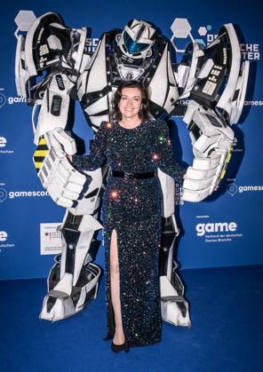 Entertainment, Verleihung des deutschen Computerspielpreis 2025 14.05.2025, xdanx, Entertainment, Verleihung des deutschen Computerspielpreis 2025 emspor, v.l.Gamescom Bot mit Bundesministerin für Forschung, Technologie und Raumfahrt Dorothee Baer bei der Verleihung des Deutschen Computerspielpreises 2025 am Funkturm Berlin. Berlin Palais am Funkturm Berlin Deutschland (DE) Copyright: xDanielxLakomskix