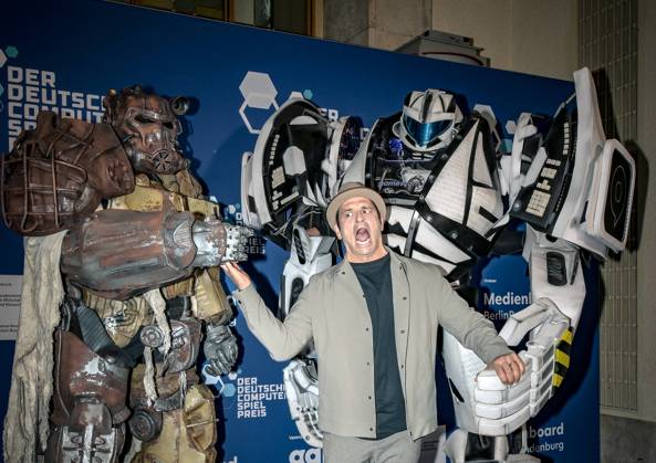 Entertainment, Verleihung des deutschen Computerspielpreis 2025 14.05.2025, xdanx, Entertainment, Verleihung des deutschen Computerspielpreis 2025 emspor, v.l.Cosplayer und Kaya Yanar bei der Verleihung des Deutschen Computerspielpreises 2025 am Funkturm Berlin. Berlin Palais am Funkturm Berlin Deutschland (DE) Copyright: xDanielxLakomskix