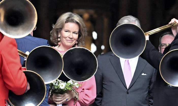Bilder des Jahres 2025, Entertainment 05 Mai Entertainment Themen der Woche KW20 Entertainment Bilder des Tages Royal Visit To The Province Of Luxembourg SAINT-HUBERT, BELGIUM - MAY 15 : King Philippe and Queen Mathilde are visiting the province of Luxembourg. In Saint-Hubert, the Sovereigns visit the Basilica and are informed about the renovation of the Palace of the Abbots. The King and Queen then meet the population on the square in front of the Basilica..on May 15, 2025 in Saint-Hubert, Belgium, 15 05 2025 Saint-Hubert Belgium  Copyright: xBertxVanxDenxBrouckex