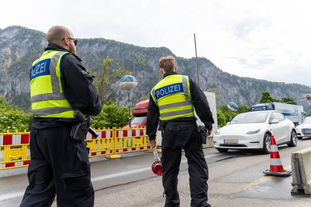 Grenzkontrolle der Bundespolizei an der Kontrollstelle Kiefersfelden, Inntal Ost, an der Autobahn A93 zwischen Deutschland und Österreich. Polizisten mit Warnweste beobachten den Verkehr auf der Autobahn