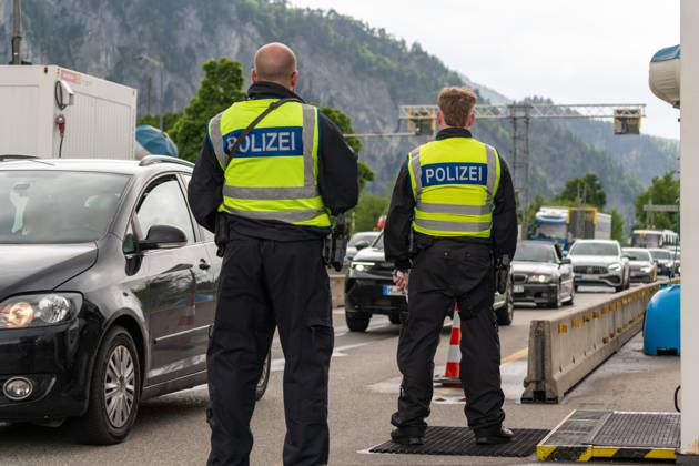 Grenzkontrolle der Bundespolizei an der Kontrollstelle Kiefersfelden, Inntal Ost, an der Autobahn A93 zwischen Deutschland und Österreich. Polizisten mit Warnweste beobachten den Verkehr auf der Autobahn