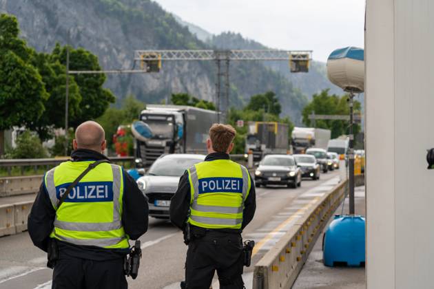 Grenzkontrolle der Bundespolizei an der Kontrollstelle Kiefersfelden, Inntal Ost, an der Autobahn A93 zwischen Deutschland und Österreich. Polizisten mit Warnweste beobachten den Verkehr auf der Autobahn