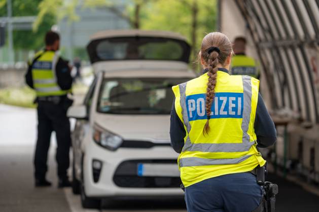 Grenzkontrolle der Bundespolizei an der Kontrollstelle Kiefersfelden, Inntal Ost, an der Autobahn A93 zwischen Deutschland und Österreich. Eine Polizistin steht mit Warnweste mit Aufschrift Polizei vor einer Fahrzeugkontrolle