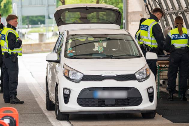 Grenzkontrolle der Bundespolizei an der Kontrollstelle Kiefersfelden, Inntal Ost, an der Autobahn A93 zwischen Deutschland und Österreich. Polizeibeamte bzw. Polizisten kontrollieren ein Fahrzeug in einem Kontrollzelt