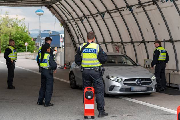 Grenzkontrolle der Bundespolizei an der Kontrollstelle Kiefersfelden, Inntal Ost, an der Autobahn A93 zwischen Deutschland und Österreich. Polizeibeamte bzw. Polizisten kontrollieren ein Fahrzeug in einem Kontrollzelt