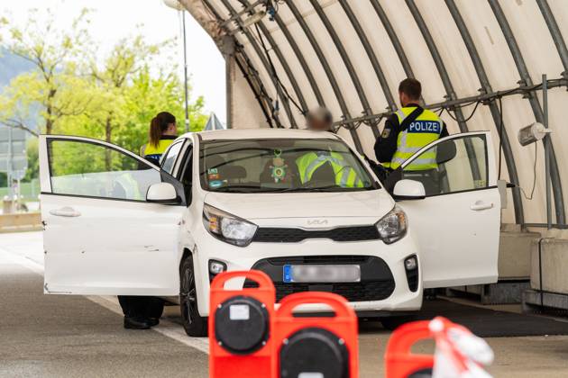 Grenzkontrolle der Bundespolizei an der Kontrollstelle Kiefersfelden, Inntal Ost, an der Autobahn A93 zwischen Deutschland und Österreich. Polizeibeamte bzw. Polizisten kontrollieren ein Fahrzeug in einem Kontrollzelt