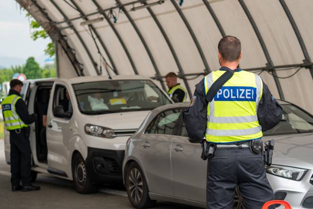 Grenzkontrolle der Bundespolizei an der Kontrollstelle Kiefersfelden, Inntal Ost, an der Autobahn A93 zwischen Deutschland und Österreich. Polizisten kontrollieren die Ausweisdokumente von Insassen von einem Kleinbus