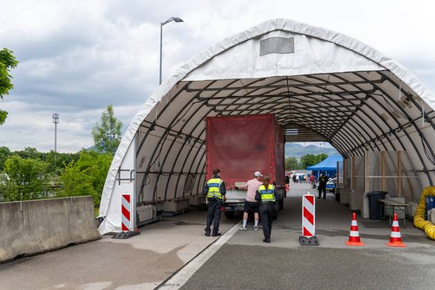 Grenzkontrolle der Bundespolizei an der Kontrollstelle Kiefersfelden, Inntal Ost, an der Autobahn A93 zwischen Deutschland und Österreich. Polizisten kontrollieren einen LKW in einem Kontrollzelt