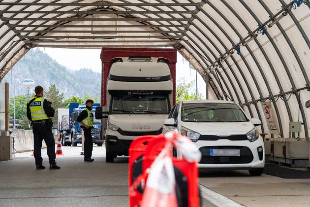 Grenzkontrolle der Bundespolizei an der Kontrollstelle Kiefersfelden, Inntal Ost, an der Autobahn A93 zwischen Deutschland und Österreich. Polizisten kontrollieren einen LKW in einem Kontrollzelt