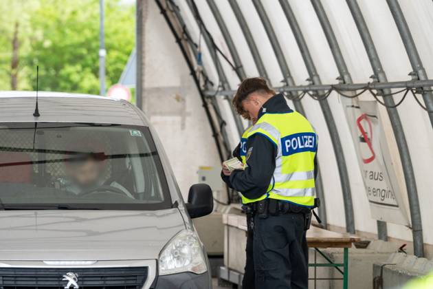 Grenzkontrolle der Bundespolizei an der Kontrollstelle Kiefersfelden, Inntal Ost, an der Autobahn A93 zwischen Deutschland und Österreich. Polizisten überprüfen die Papiere von einem PKW Fahrer bzw. Autofahrer