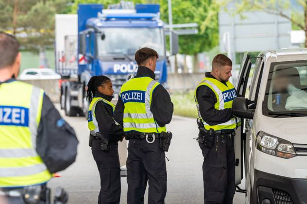 Grenzkontrolle der Bundespolizei an der Kontrollstelle Kiefersfelden, Inntal Ost, an der Autobahn A93 zwischen Deutschland und Österreich. Polizisten überprüfen die Papiere von einem PKW Fahrer bzw. Autofahrer