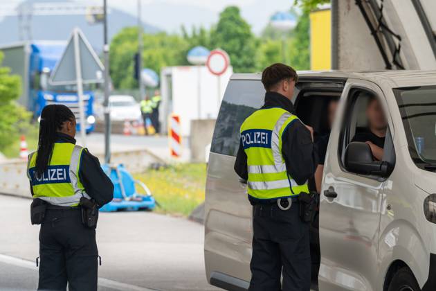 Grenzkontrolle der Bundespolizei an der Kontrollstelle Kiefersfelden, Inntal Ost, an der Autobahn A93 zwischen Deutschland und Österreich. Polizisten kontrollieren die Ausweisdokumente von Insassen von einem Kleinbus