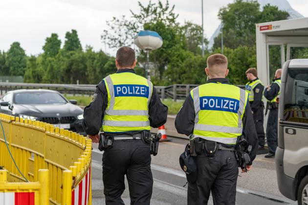 Grenzkontrolle der Bundespolizei an der Kontrollstelle Kiefersfelden, Inntal Ost, an der Autobahn A93 zwischen Deutschland und Österreich. Polizisten beobachten den Verkehr und auffällige Personen und Fahrzeuge im Grenzgebiet