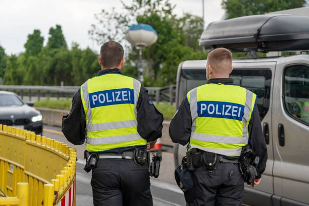 Grenzkontrolle der Bundespolizei an der Kontrollstelle Kiefersfelden, Inntal Ost, an der Autobahn A93 zwischen Deutschland und Österreich. Polizisten beobachten den Verkehr und auffällige Personen und Fahrzeuge im Grenzgebiet