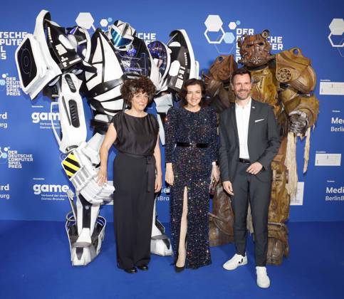 Sabiha Ghellal, Dorothee Bär und Felix Falk beim Deutschen Computerspielpreis 2025.