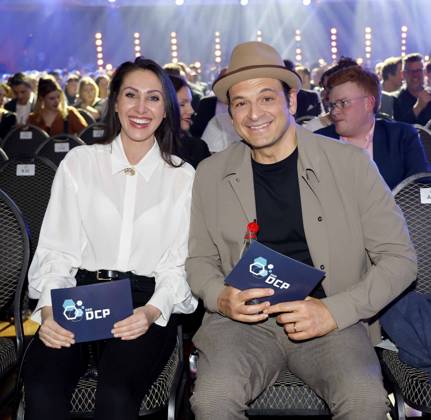Jasmin Gnu und Kaya Yanar beim Deutschen Computerspielpreis 2025.