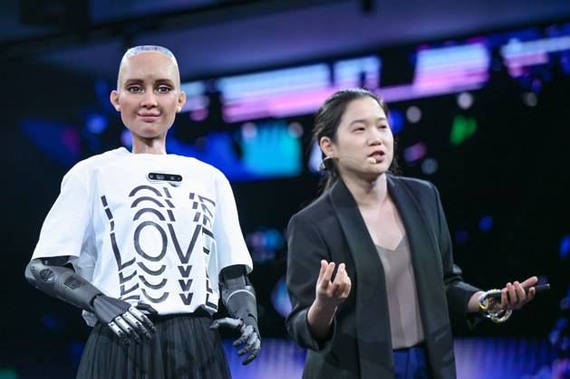 Bilder des Jahres 2025, News 05 Mai News Themen der Woche KW20 News Bilder des Tages Sophia the Robot Panel Discussion Hanson Robotics most advanced human-like robot, Sophia speaks during a panel discussion Sophia the Robot: The Future of Communication by Sophia as part of Communication Days - DK2025 in Rovinj, Croatia on May 15, 2025.  NevaxZganec PIXSELL