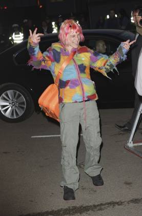Big Brother 8 arrivals TRACEY BARNARD Big Brother 8 arrivals at the house, Borehamwood, Hertfordshire, England. May 30th, 2007 Herts BB8 full length green cargo pants trousers blue orange yellow jacket multi coloured colored pink hair hands suitcase luggage CAP ROS Steve Ross Borehamwood Hertfordshire United Kington Copyright: xStevexRoss CapitalxPicturesx
