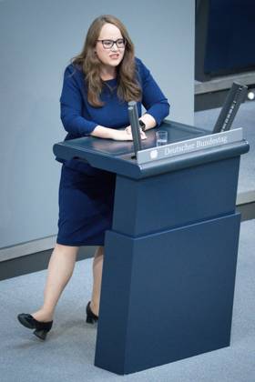 Deutscher Bundestag, 4. Plenarsitzung Ricarda Lang (Gruene) betont das nachtreten mir ihrem Fuss bei ihrer Rede zum Tagesordnungspunkt Arbeit und Soziales bei der 4. Sitzung des Deutschen Bundestag in Berlin, 15.05.2025 Berlin Berlin Deutschland