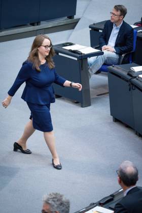 Deutscher Bundestag, 4. Plenarsitzung Ricarda Lang (Gruene) geht nach ihrer Rede beschwingt zuruck zu ihrem Platz im Plenum bei der 4. Sitzung des Deutschen Bundestag in Berlin, 15.05.2025 Berlin Berlin Deutschland