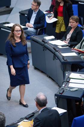 Deutscher Bundestag, 4. Plenarsitzung Ricarda Lang (Gruene) geht nach ihrer Rede zum Tagesordnungspunkt Arbeit und Soziales zurueck zu ihrem Platz bei der 4. Sitzung des Deutschen Bundestag in Berlin, 15.05.2025 Berlin Berlin Deutschland