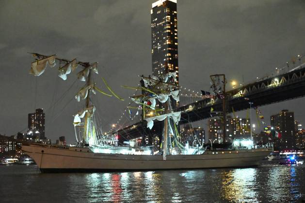 Bilder des Jahres 2025, News 05 Mai News Themen der Woche KW20 News Bilder des Tages Mexican Navy Training Vessel Collides Onto Brooklyn Bridge The Mexican naval ship Cuauhtemoc is pictured in the East River after it strikes the Brooklyn Bridge in Brooklyn, New York, United States, on May 17, 2025 Brooklyn, New York United States  Copyright: xKylexMazzax originalFilename: mazza-notitle250518_npFTq.jpg