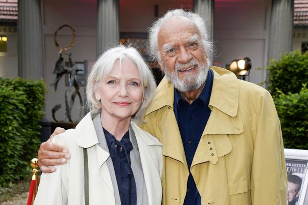 Rita Feldmeier und Achim Wolff bei der Fisch sucht Fahrrad Premiere im Schlossparktheater am 17.05.2025 in Berlin am Fisch sucht Fahrrad Premiere im Schlossparktheater in Berlin