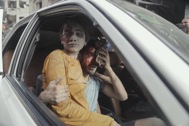 Bilder des Jahres 2025, News 05 Mai News Themen der Woche KW20 News Bilder des Tages Gaza Clashes Continue An injured girl sits in a car next to a wounded man in Jabalia Refugee Camp, Gaza Strip, on May 18, 2025. Search and rescue teams rescue a Palestinian girl from under the rubble after the Israeli army attacked a building at the Jabalia Refugee Camp. Gaze Gaza Strip Palestinian Territories Copyright: xAboodxAbusalamax