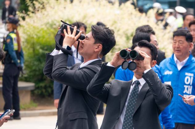 Bilder des Jahres 2025, News 05 Mai News Themen der Woche KW21 News Bilder des Tages Presidential Election Campaign, May 19, 2025 : Policemen keep watch on possible attack at a campaign site of Lee Jae-Myung, the presidential candidate of the liberal Democratic Party, in Seoul, South Korea. Lee is leading opinion polls by wide margins in the presidential race for the June 3 election, which will decide the successor to ex-President Yoon Suk-Yeol, who was ousted over a failed martial law bid. , aflo_291060217.jpg,