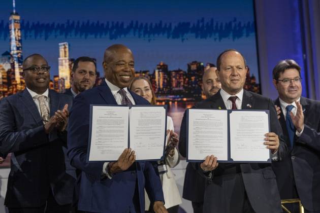 Bilder des Jahres 2025, News 05 Mai News Themen der Woche KW21 May 19, 2025, New York, New York, USA: Mayor Eric Adams and Minister of Economy and Industry Nir Barkat pose after signing economic announcement between New York City and Israel during Annual 2025 Jerusalem Post Conference at The Pierre, A Taj Hotel in New York on May 19, 2025 New York USA - ZUMAr339 20250519_znp_r339_082 Copyright: xLevxRadinx