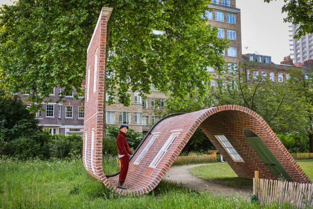 Bilder des Jahres 2025, Entertainment 05 Mai Entertainment Themen der Woche KW21 News Bilder des Tages Clerkenwell Design Week photocall, London, UK London, UK. 20th May, 2025. A major new public artwork by Alex Chinneck, commissioned by the festival. Entitled ˜A Week At The Knees™, the 5m tall sculpture, a life-sized brick house facade, champions British manufacturing. Clerkenwell Design Week returns to London™s EC1 from 20 22 May 2025, marking its largest and most dynamic edition to date., Credit:Imageplotter Avalon Copyright: xImageplotterx xAvalonx 1001304813