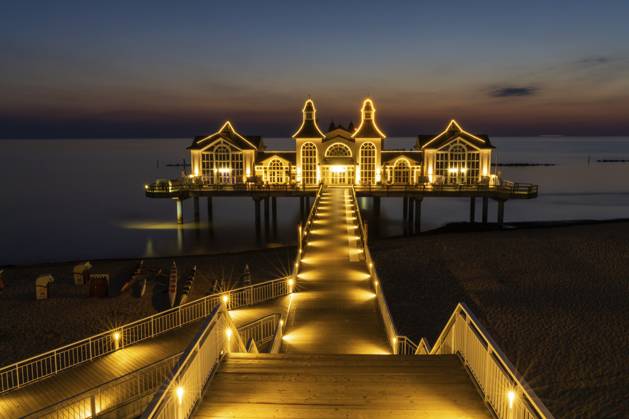 Blick auf die Selliner Seebrücke auf der Insel Rügen an der Ostsee bei Sonnenaufgang, Deutschland, Europa Germany - 15 August 2020: view of the Sellin pier on Ruegen Island on the Baltic Sea at sunrise Copyright: imageBROKER NandoxLardi ibliqx08564461