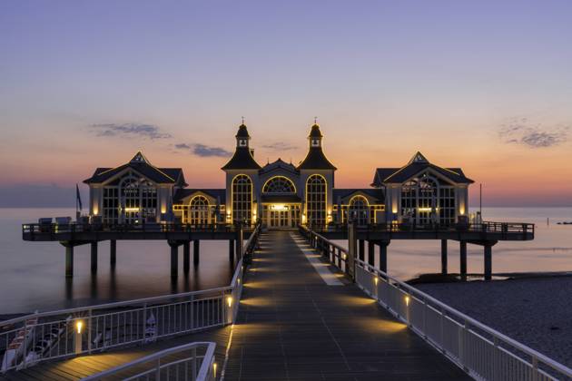Blick auf die Selliner Seebrücke auf der Insel Rügen an der Ostsee bei Sonnenaufgang, Deutschland, Europa Germany - 15 August 2020: view of the Sellin pier on Ruegen Island on the Baltic Sea at sunrise Copyright: imageBROKER NandoxLardi ibliqx08564405